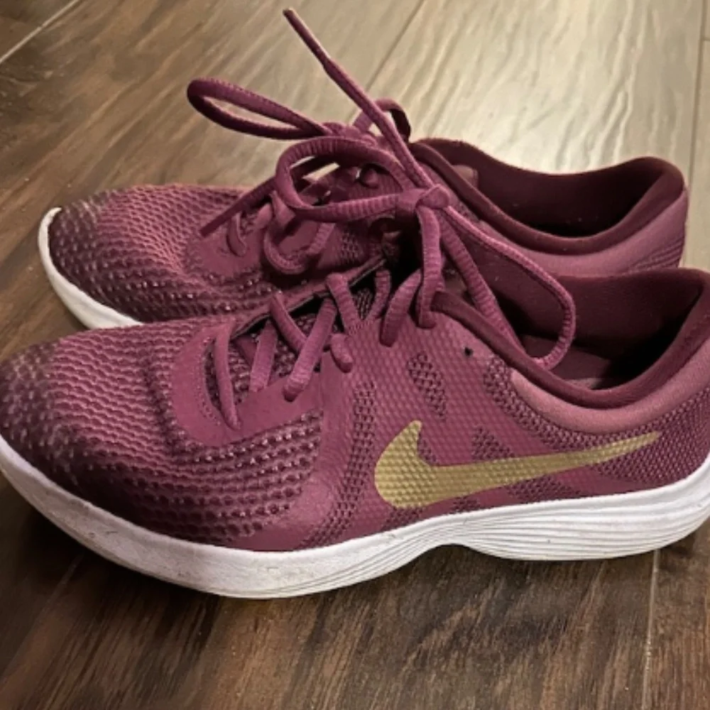 Nike shoes - Picture 1 of 7